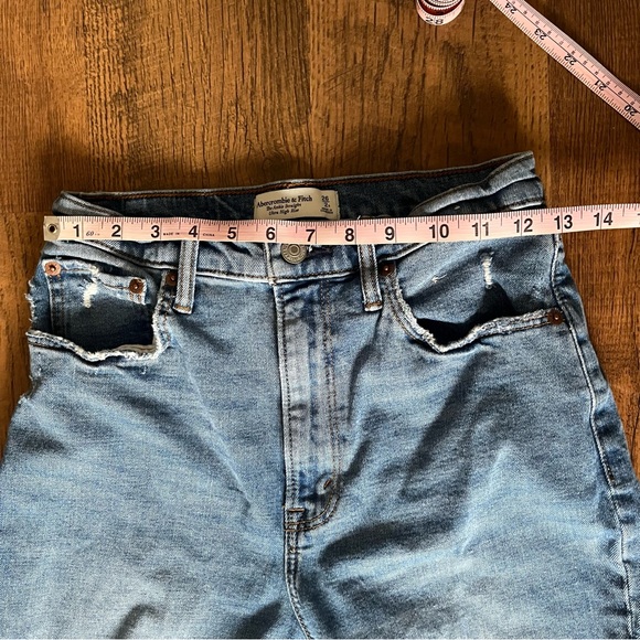 Distressed jeans - Picture 6 of 7